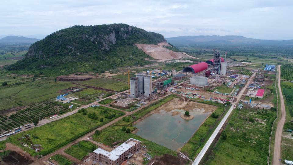 耗资2.3亿美元建造的马德望海螺水泥厂,年产量可达180万吨。